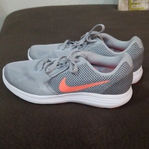 Womens Nike Revolution